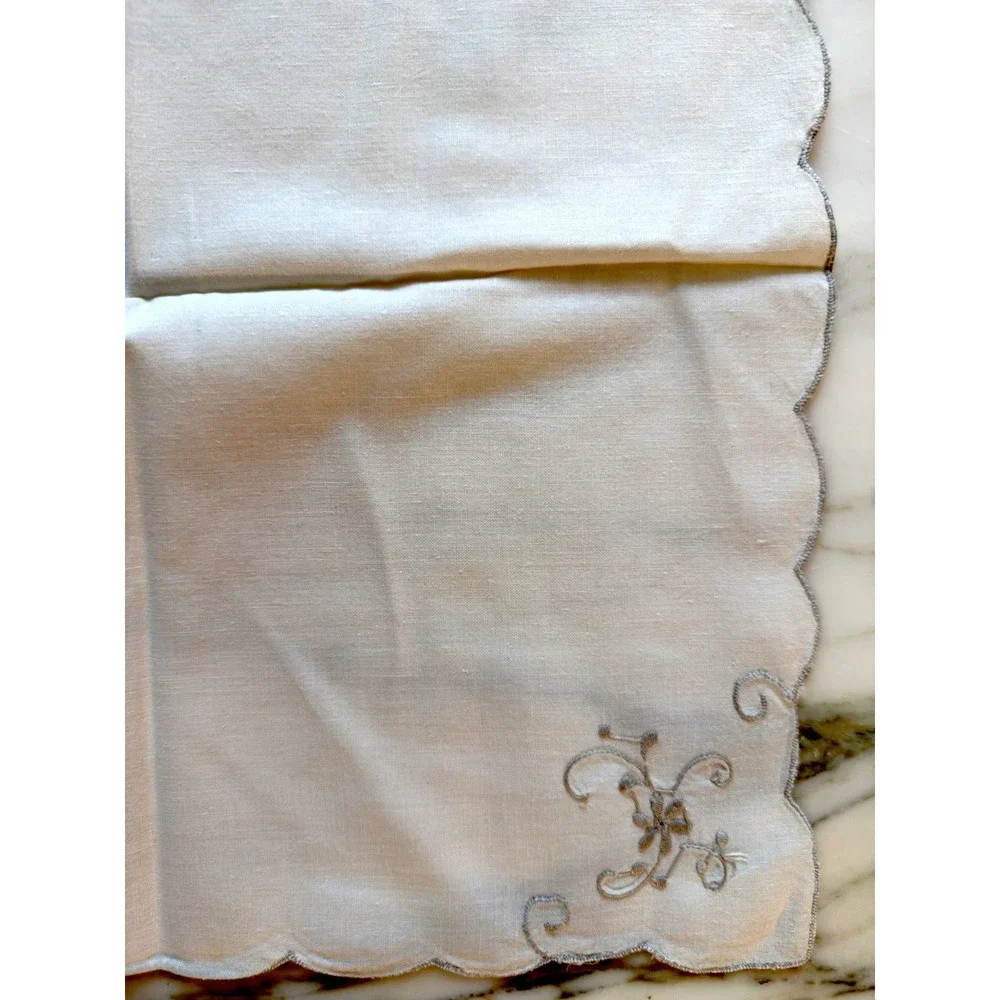 Set of 5 Vintage Ivory Embroidered Scalloped Cloth Dinner Napkins